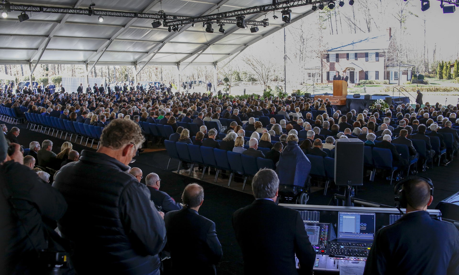 Uma panorâmica parcial da enorme tenda evangelística onde se realizou a cerimónia fúnebre 3500