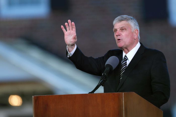 Franklin Graham pregando no funeral do pai 9506102 3x2 700x467