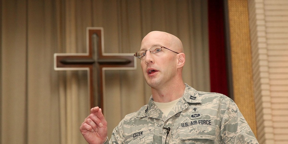 Capelão Curtiz Cizek afirma que foi demitido por acusações infundadas de que teria pregado uma mensagem de ódio contra a homossexualidade. (Foto: Chaplain Curtis Cizek - Site oficial)
