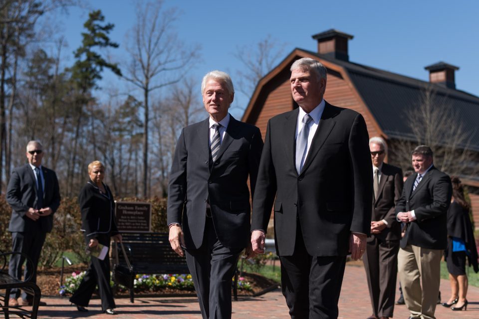 Ex-presidente Bill Clinton com Franklin Graham DM13143 960x640