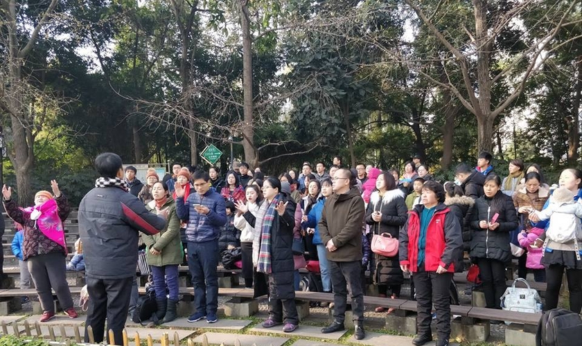 Com as instalações encerradas, os crentes da igreja Early Rain Covenant cultuam ao ar livre Early Rain Covenant