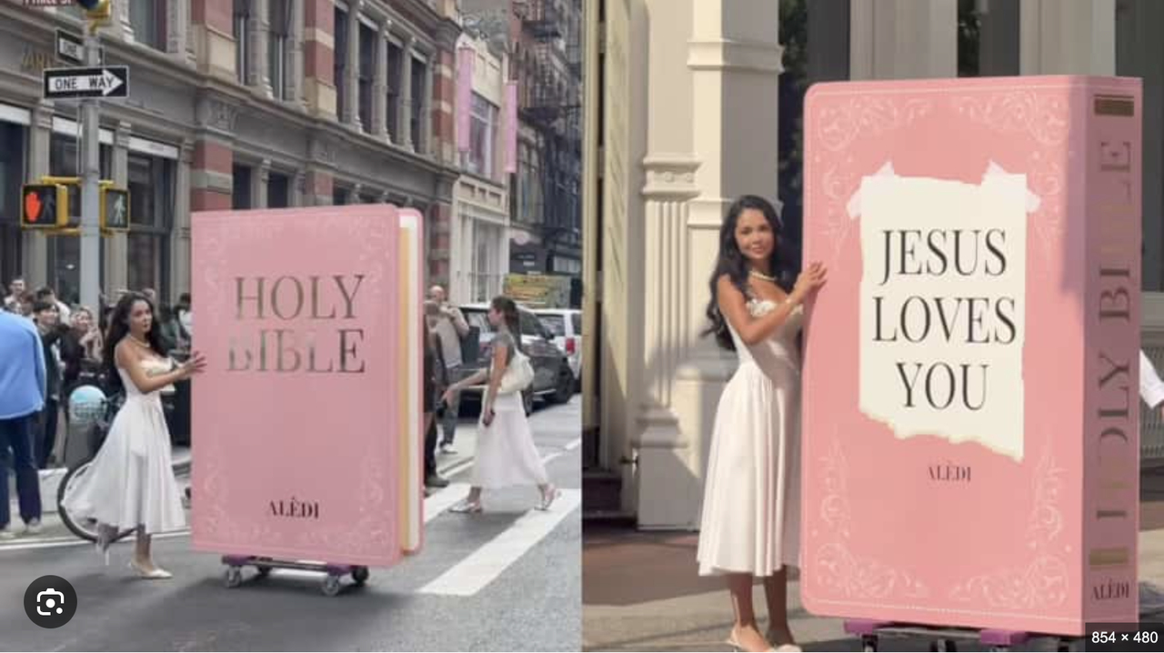 Estilista evangeliza com Bíblia gigante