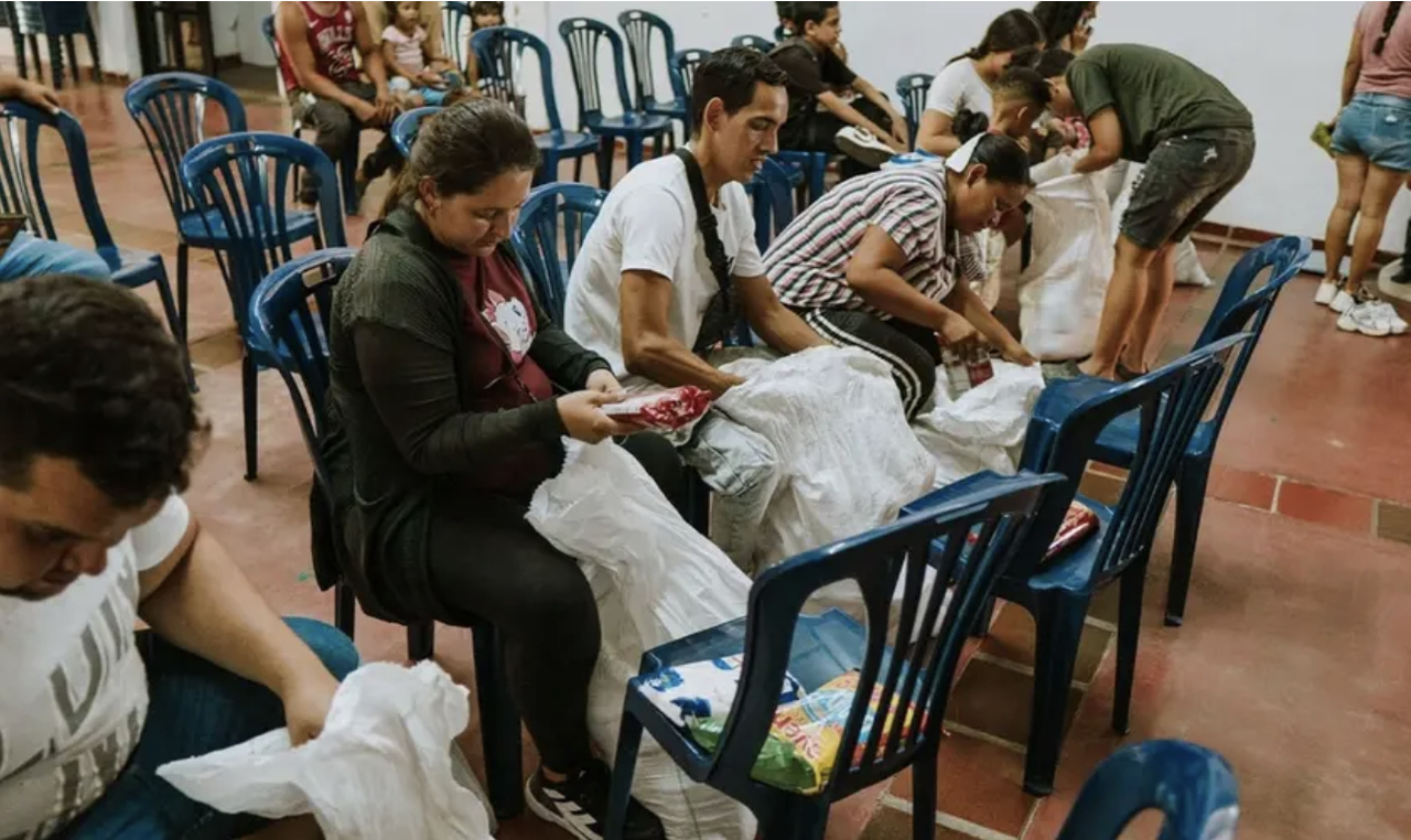 Famílias recebem cestas básicas e ouvem falar de Jesus