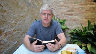 Dr. Ian Squire, apesar de médico e de como médico sempre a ajudar as pessoas, nunca se afastava da Palavra de Deus Ian Squire3