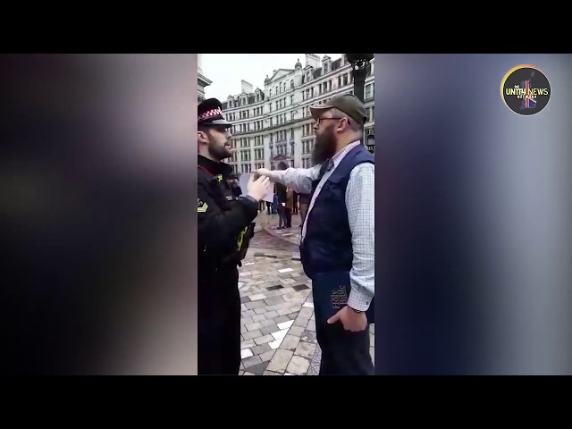 Polícia proibindo a leitura da Bíblia