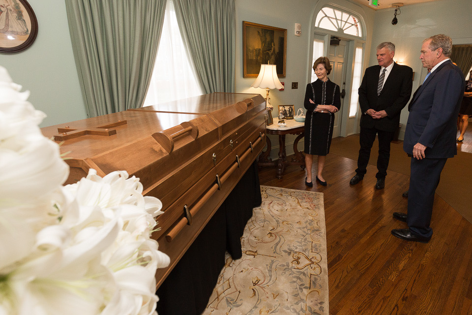 Es-presidente Bush e a esposa com Franklin Graham diante da urna de Billy Graham RN1 9034