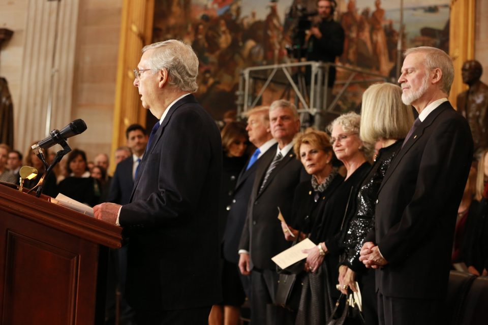 Addison Mitchell "Mitch" McConnell, Jr. é atualmente senador pelo estado de Kentucky. É o líder do Partido Republicano no senado e também líder da maioria da câmara alta do país. RN2 8166 960x640