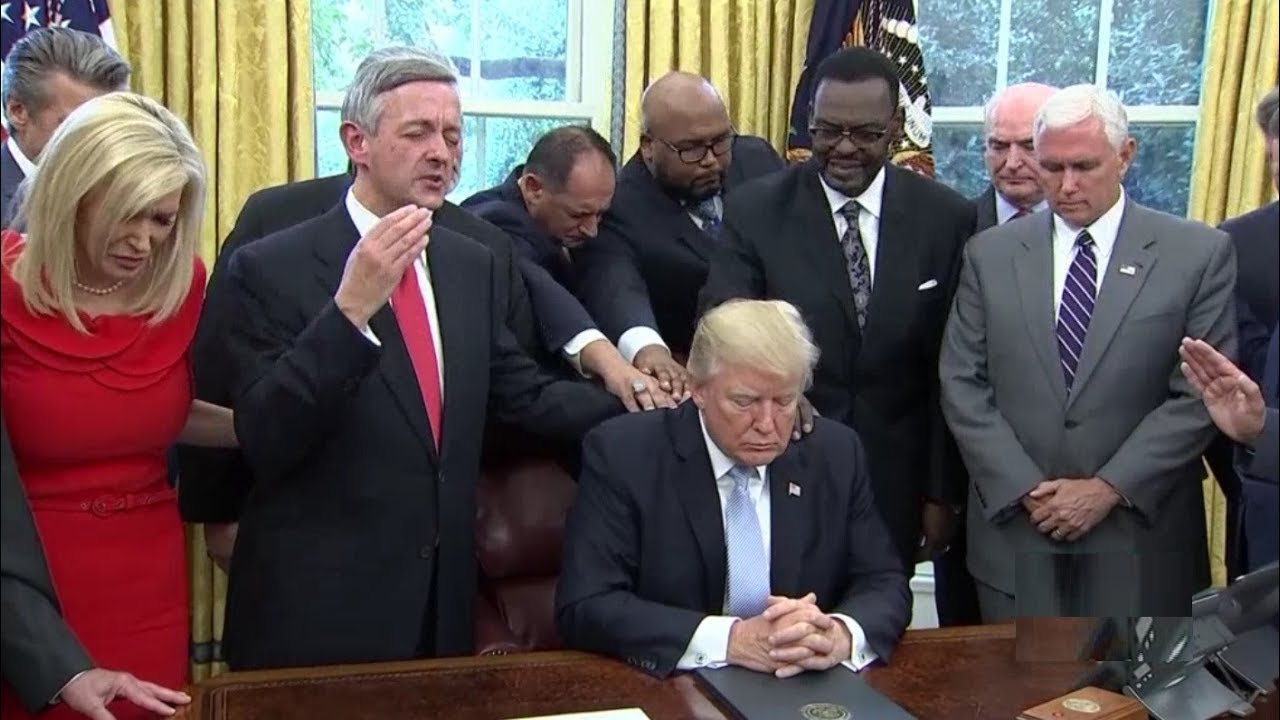 Robert Jeffress, à esquerda, ora pelo presidente e a nação. O vice-presidente, crente sincero e exemplar, está à direita Robert Jeffress ora por Trump e a nação