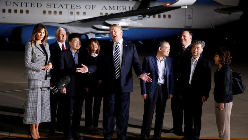 O Presidente dos EUA foi ao aeroporto receber com os missionários libertados da Coreia do Norte Trump korean missionaries