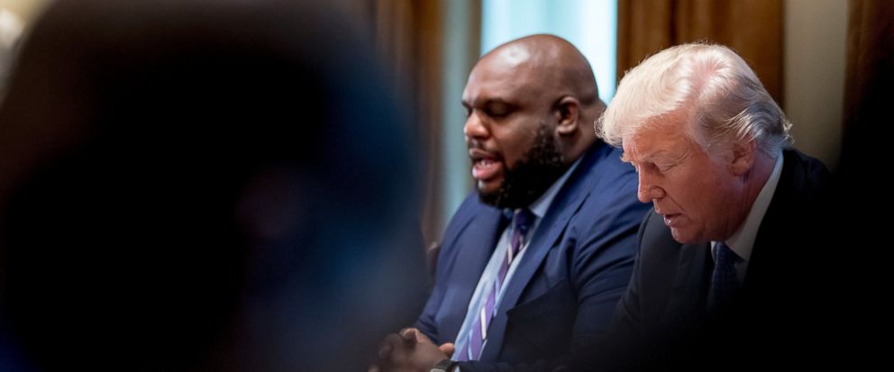 Trump ora com pastores Trump pray with black pastors