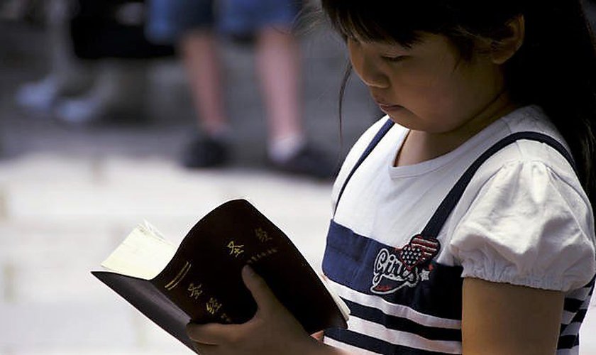biblia crianca. chinesa