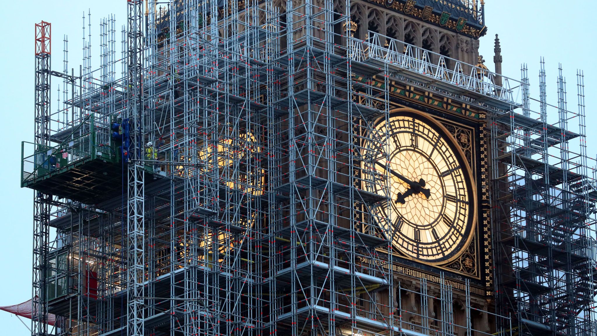 Big Ben em obras, pregando permanentemente