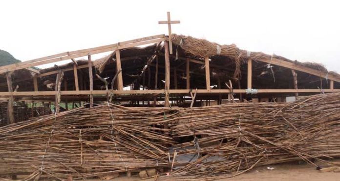edifício igreja em campo de refugiados em camaroes