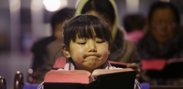 garota le a biblia em igreja no vilarejo de gaojiabao na china 1356193033780 615x300