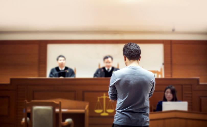 Homem frente a tribunal homem em frente a tribunal