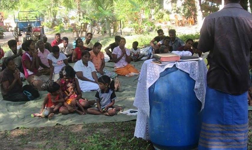 igreja destruida no sri lanka reunese sob arvore