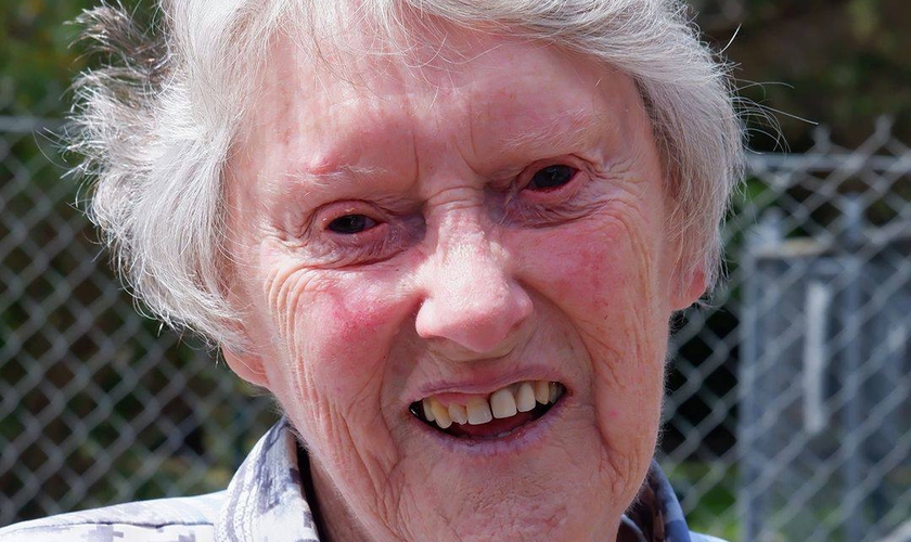 A australiana Leonie, de 82 anos, foi missionária em Sarawak, na Malásia. (Foto: Eternity News)