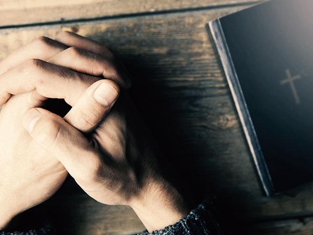 Crente em oração manprayingbibleas si 0