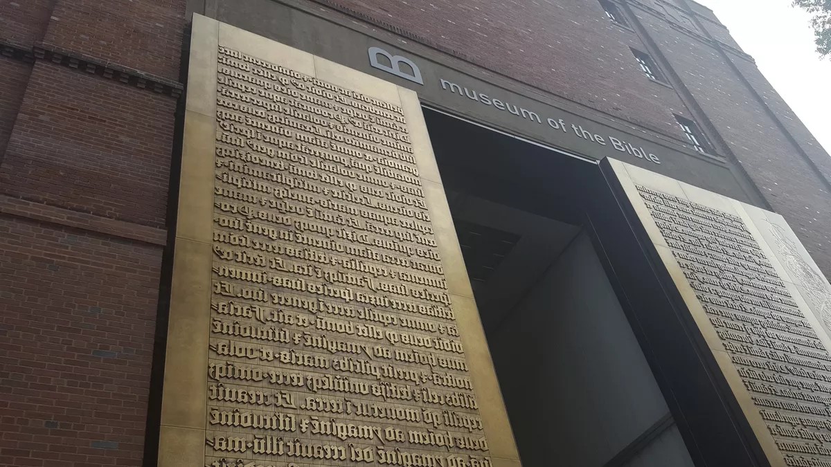 Porta de entrada do Museu da Bíblia em Washington. A ladear os portões de entrada, com 11 metros de altura, encontram-se as primeiras 80 linhas do livro do Génesis museu da biblia 20171117 pc5