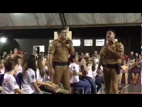 Soldados Júnior e Rhay Farias, da Polícia Militar do Paraná (Brasil), cantam músicas cristãs soldados Júnior e Rhay Farias