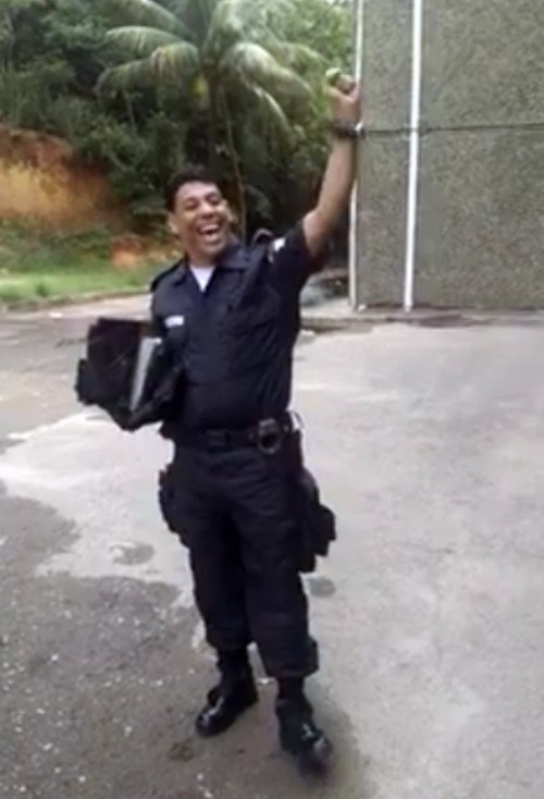 Agente da polícia canta louvores a Deus Agente da polícia canta louvores a Deus