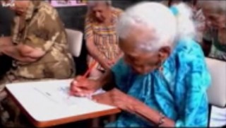 Senhora de 103 anos volta a estudar para ler a Bíblia