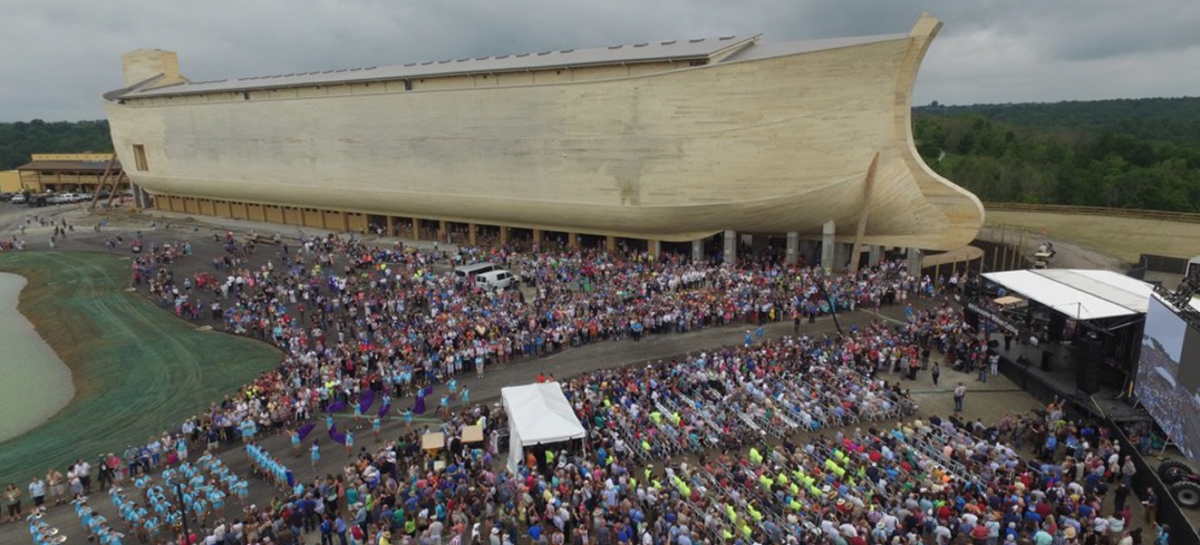 Réplica da arca de Noé e os visitantes Réplica da arca de Noé e os visitantes