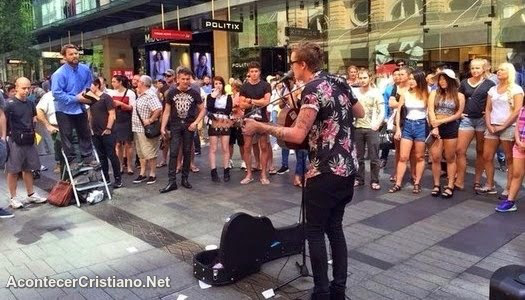 Ativistas gays tentam abafar pregador com música Ativistas gays tentam abafar pregador com música