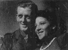 A mãe de Peggy Clores, sobrevivente do campo de concentração polaco de Auschwitz, e o seu pai, sargento que atuou na Segunda Guerra Mundial.