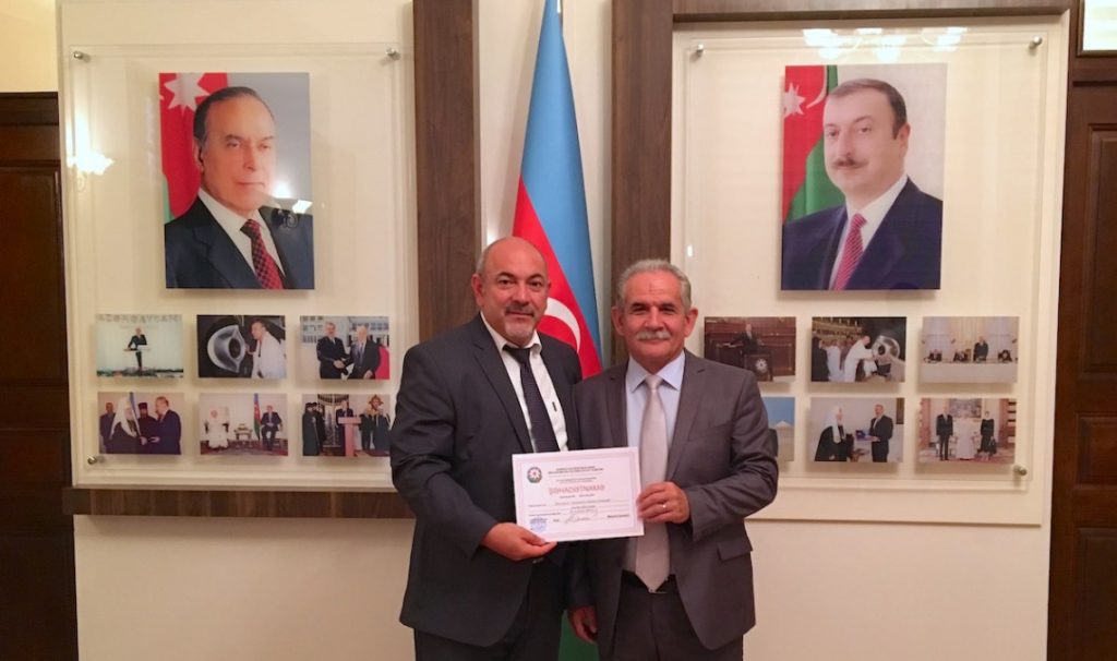 Rasim Khalilov (à esquerda), Presidente do Comité da Bíblia, que tem estado a trabalhar há mais de um ano para conseguir a Sociedade Bíblica no Azerbaijão Azerbaijan oficialmente registada, segura o novo certificado de registo.