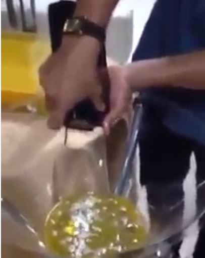 Bizarrice supersticiosa de Bíblia em azeite Bizarrice supersticiosa de Bíblia em azeite