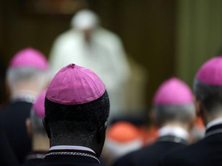 Bispos reunidos no Vaticano