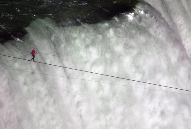 Nik Wallenda atravessando as Cataratas do Niagara