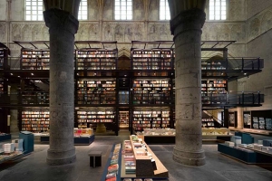 Edifício de igreja transformado em livraria