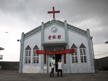 Cruz em edifício de igreja na China