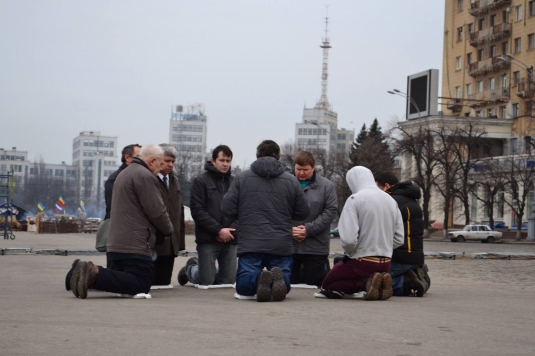 Crentes a orar, em Kiev