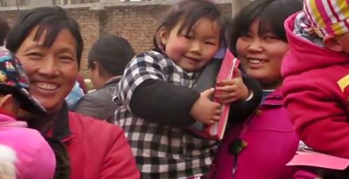 Cristãos chineses felizes com as suas Bíblias Cristãos chineses felizes com as suas Bíblias