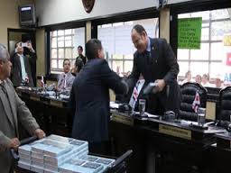 Deputado distribui Bíblias