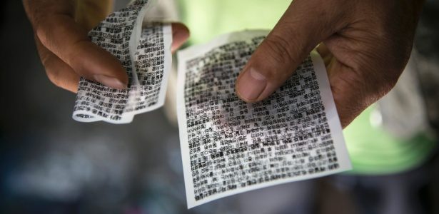 Folhetos lançados através dos balões