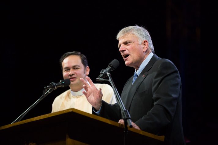 Franklin Graham prega em Myanmar