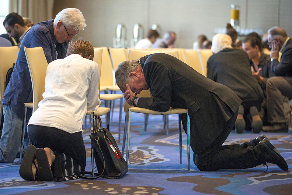 Franklin Graham a orar pela nação com um grupo de crentes. Franklin Graham a orar pela nação com um grupo de crentes.