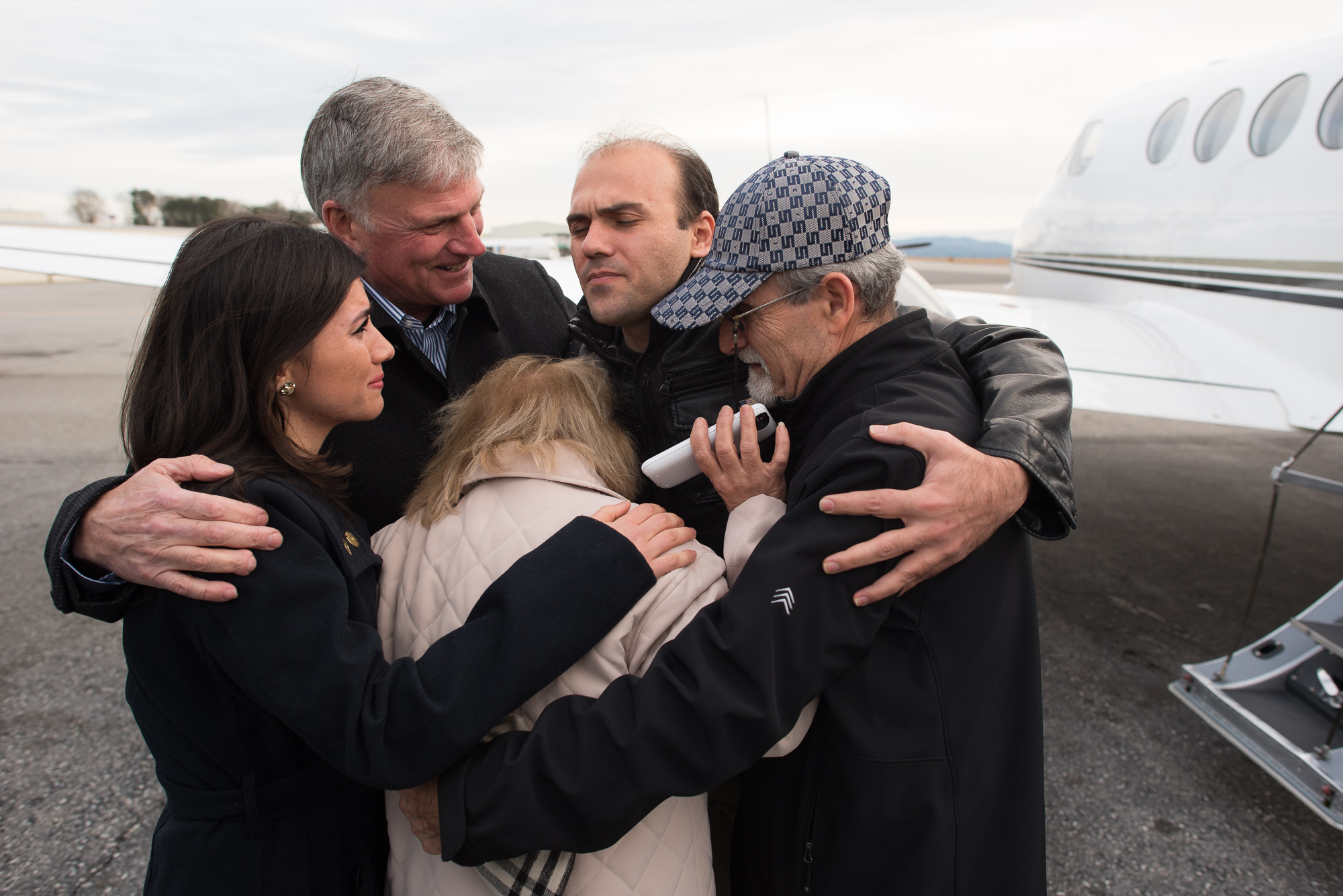 Franklin Graham abraça Abedini e família à sua chegada Franklin Graham abraça Abedini e família à sua chegada