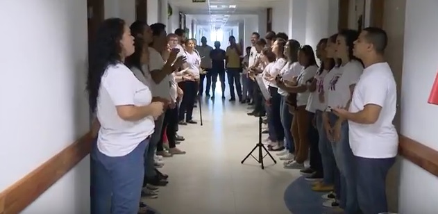 Coral cristão canta em hospital Coral cristão canta em hospital