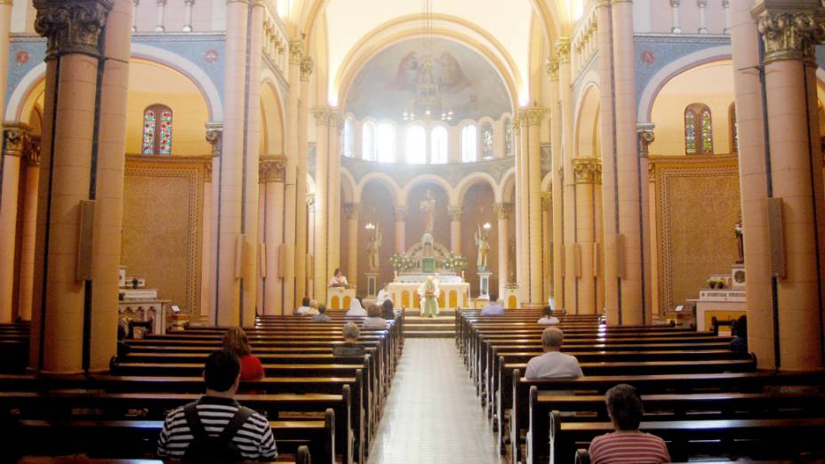 Cerimónia religiosa Católica com assistência muito reduzida igreja catolica vazia