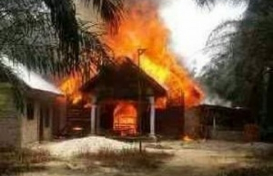 Local de culto incendiado na Indonésia Local de culto incendiado na Indonésia