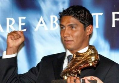 Jardel posa com um prémio, uma bota de ouro, símbolo dos anos dourados.