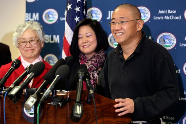 O cidadão americano Kenneth Bae (Direita), acompanhado da sua irmã e da sua mãe Terri Myunghee Bae (Esquerda), fala com a imprensa numa conferência de imprensa depois que ele e o seu colega prisioneiro americano Matthew Todd Miller (ausente na foto) desembarcou a bordo de um jato da Força Aérea dos EUA em McChord, Washington 08 de novembro de 2014.