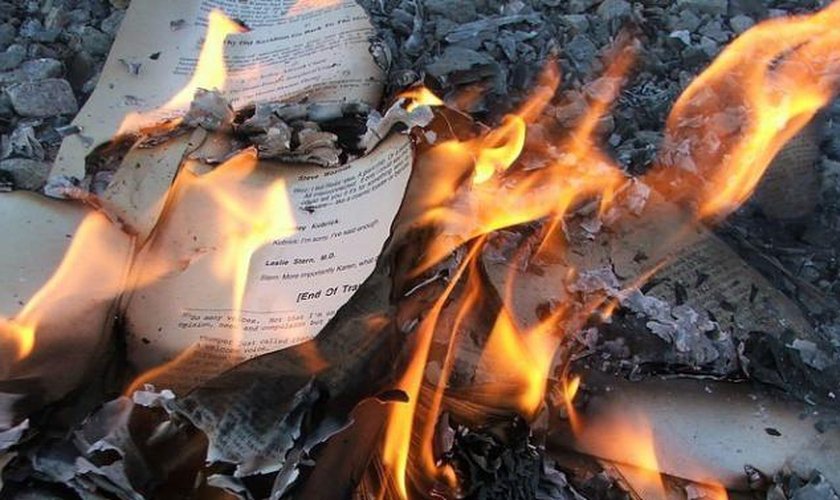 Livros Cristãos queimados em Mossul, Iraque