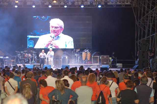 Luis Palau prega o Evangelho em Nápoles