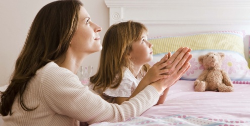 Mãe e filha a orar